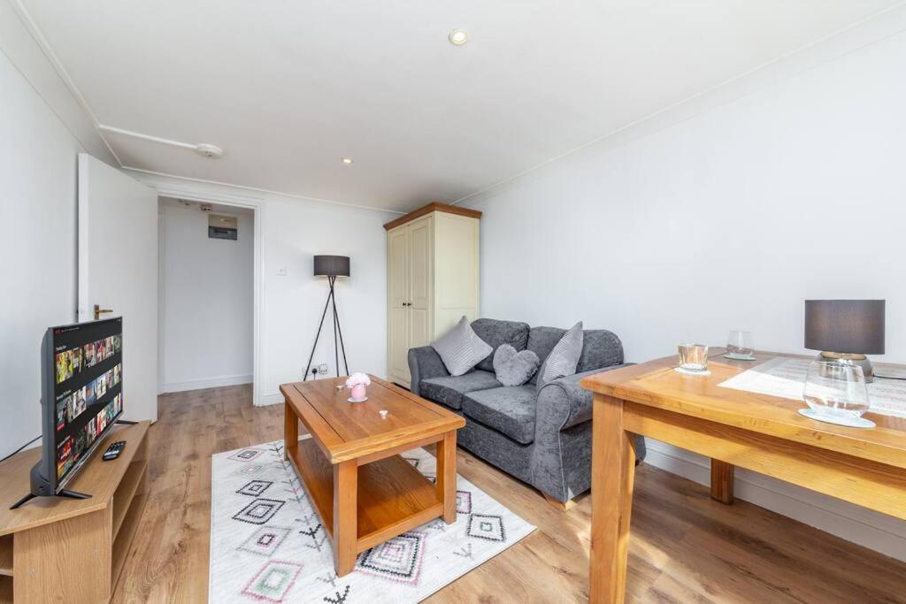 Lovely One Bedroom Flat On Edgware Road #03 *