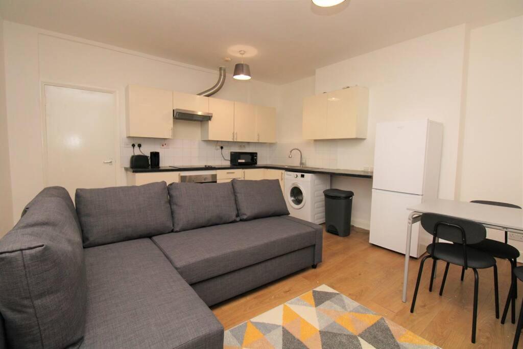 Apartment Ideal 2 Bed Flat Close To City London