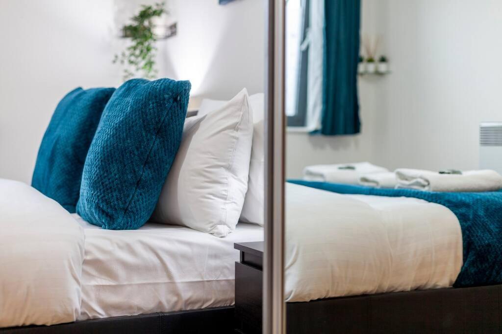 Perfect For Long Business & Family Guests! Parking Stratford Sleeps 6 Guests! Wifi & Netflix *