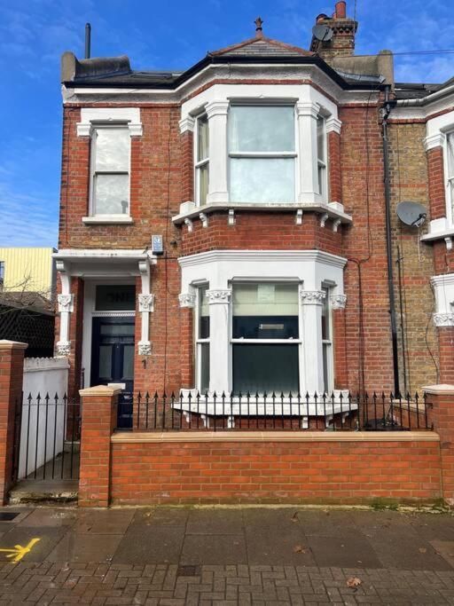 Four Bedroom Modern Victorian Wandsworth House Feriehus London