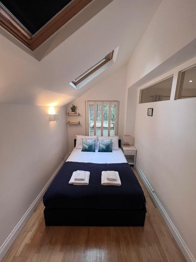 Bright 2-bed Garden Flat With Skylights In Chelsea