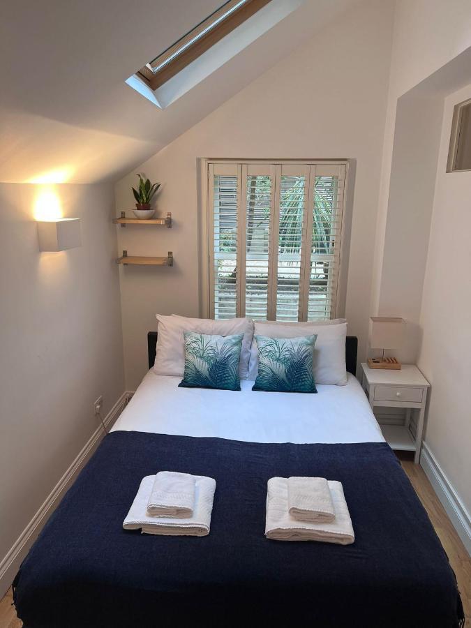 Apartment Bright 2-bed Garden Flat With Skylights In Chelsea