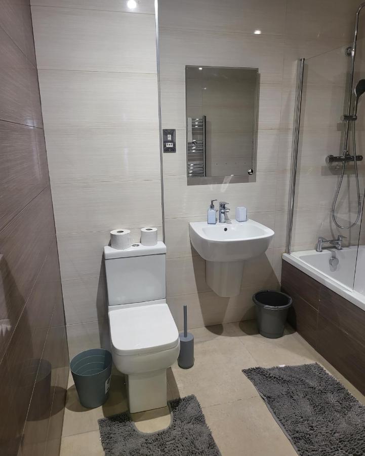 Apartment 2 Bedrooms 2 Baths, 3 Toilets Excel And City Airport O2 Sleeps Up To 5, London