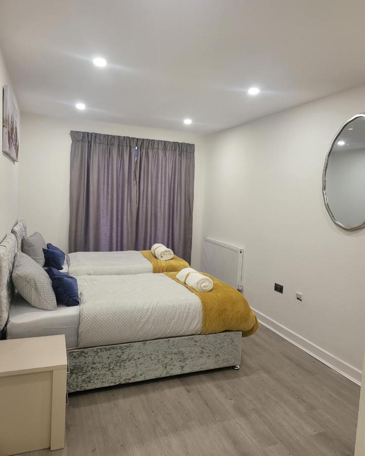 2 Bedrooms 2 Baths, 3 Toilets Excel And City Airport O2 Sleeps Up To 5,