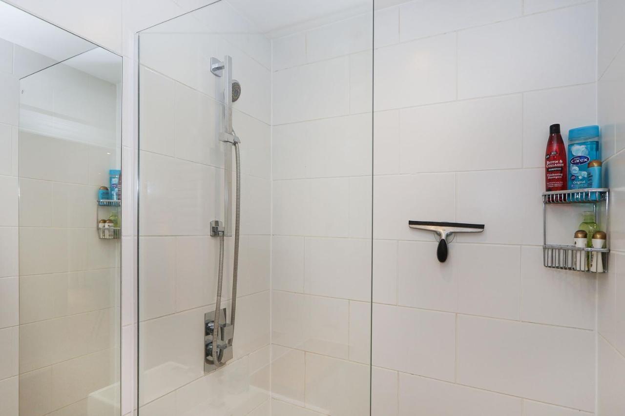Bright 2-bed Garden Flat With Skylights In Chelsea
