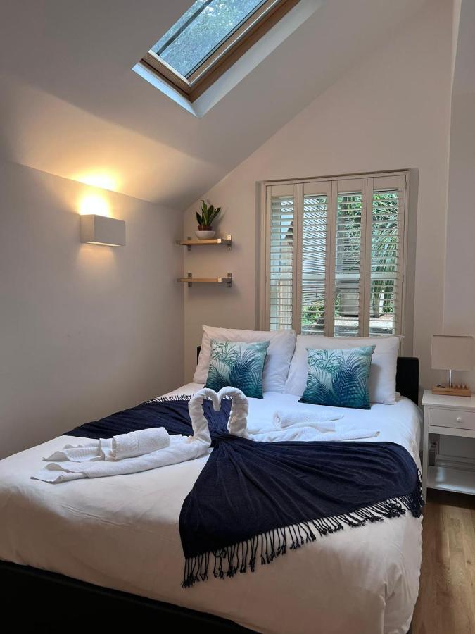 Apartment Bright 2-bed Garden Flat With Skylights In Chelsea