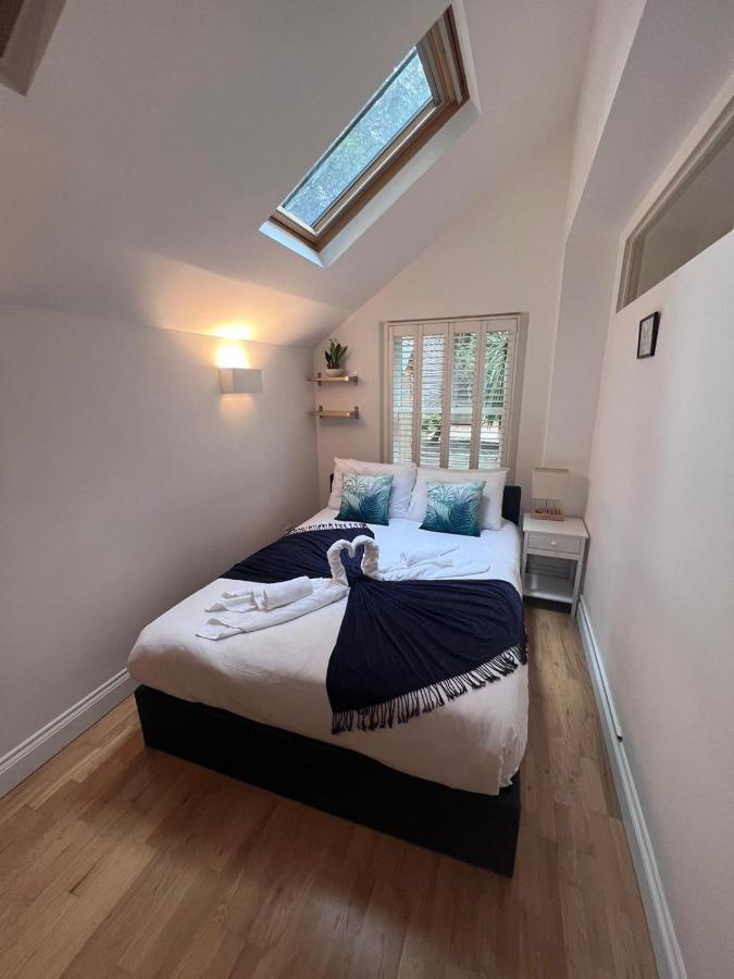 Bright 2-bed Garden Flat With Skylights In Chelsea