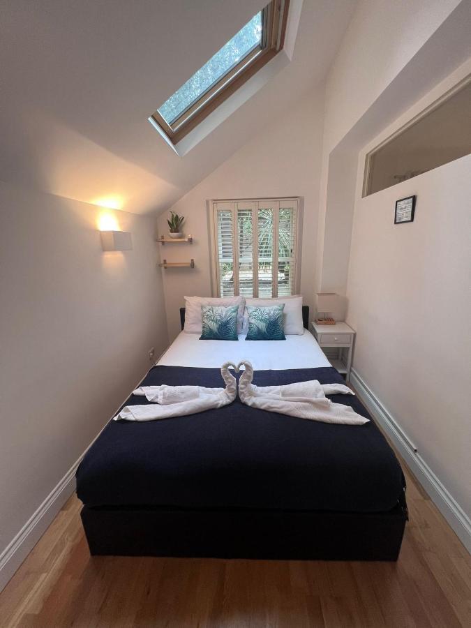 Bright 2-bed Garden Flat With Skylights In Chelsea London