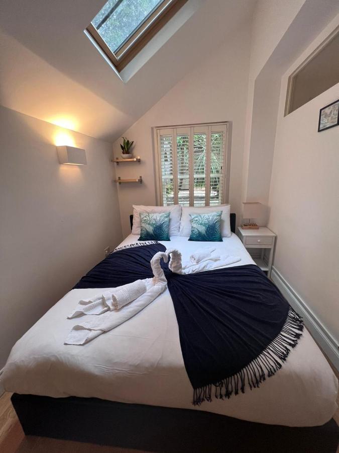 Bright 2-bed Garden Flat With Skylights In Chelsea *