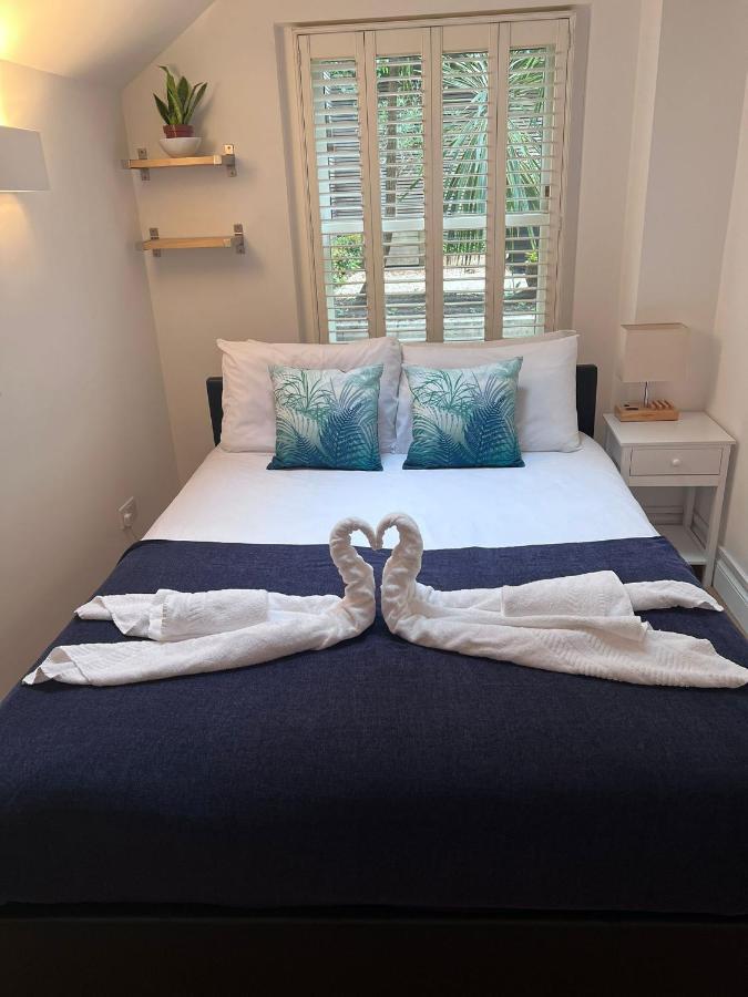 Bright 2-bed Garden Flat With Skylights In Chelsea London