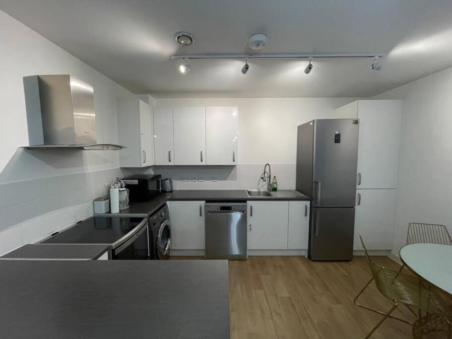 Apartment Spacious 2 Bedroom Modern Flat & Parking London