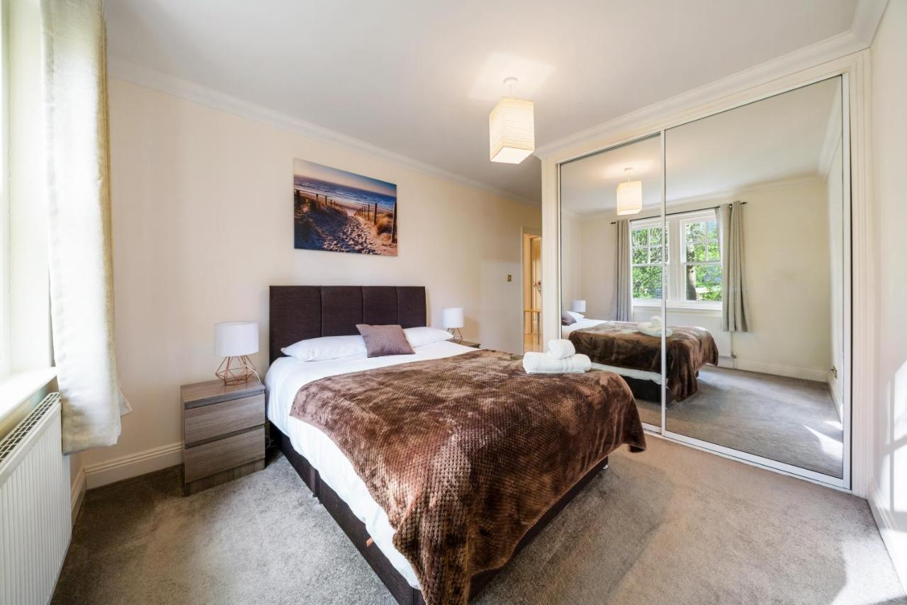Terrific 2 Bed 2 Bath Apt With Gym & Roof Terrace -12 Mins From *