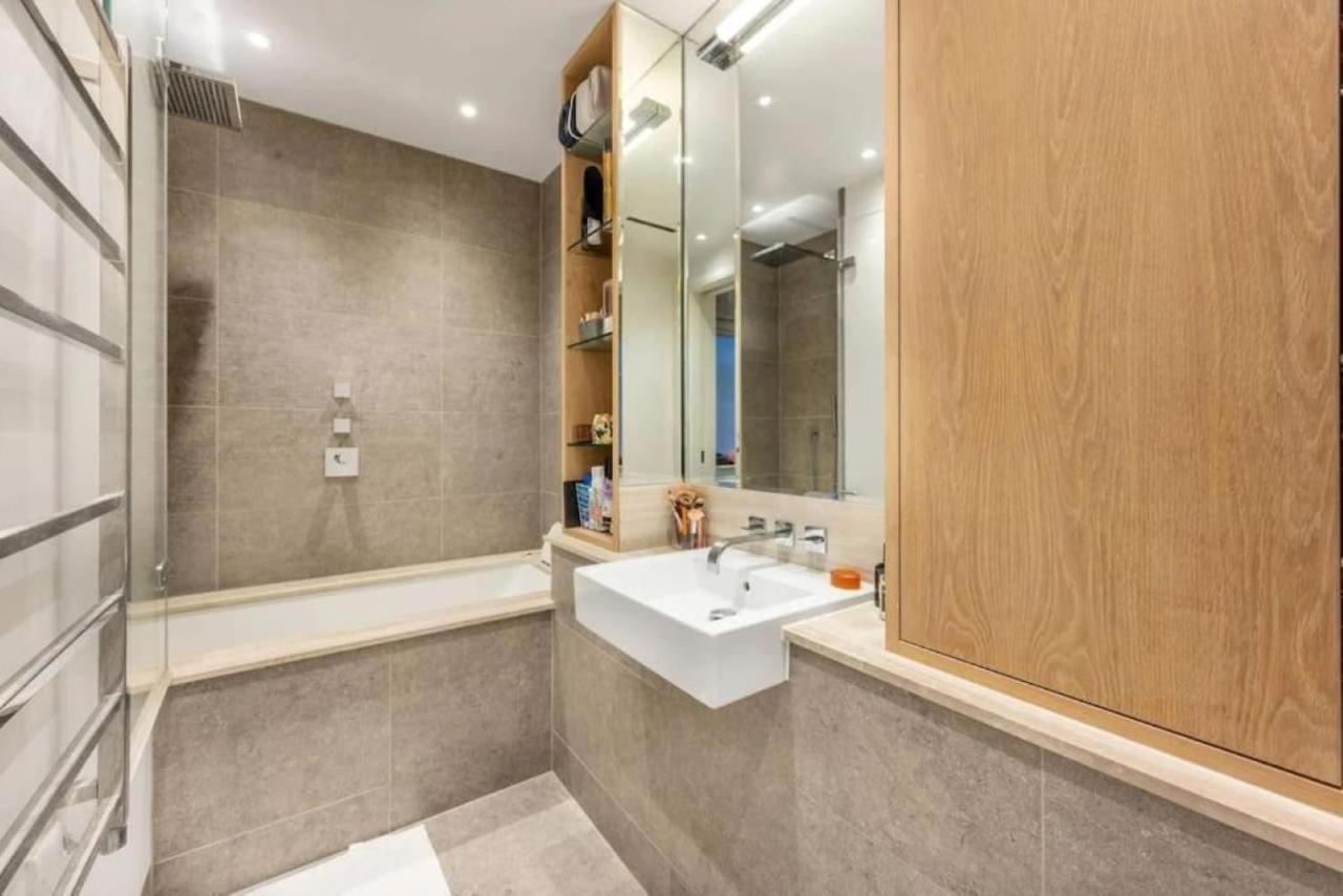 Leilighet Posh 3 Bedroom Flat With Terrace And Indoor Fireplace In Mayfair, Near Hyde Park
