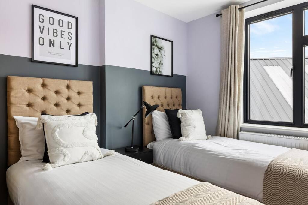 Stylish & Spacious 3 Bed With Fast Wifi, Close To Tube & Wembly * Londres