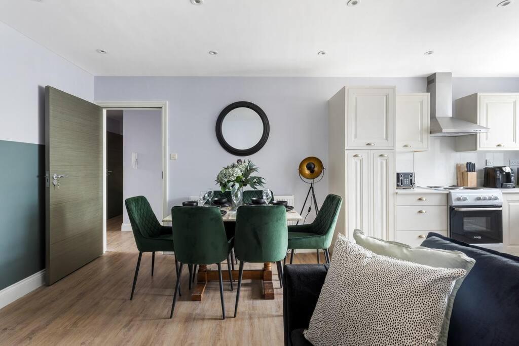 Stylish & Spacious 3 Bed With Fast Wifi, Close To Tube & Wembly Londres