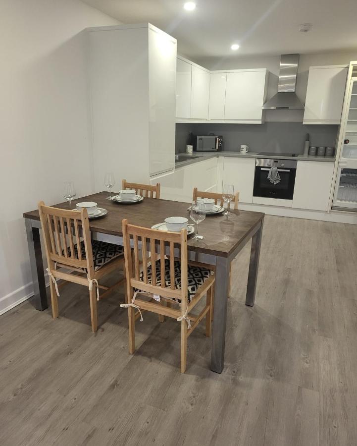 2 Bedrooms 2 Baths, 3 Toilets Excel And City Airport O2 Sleeps Up To 5, Apartment