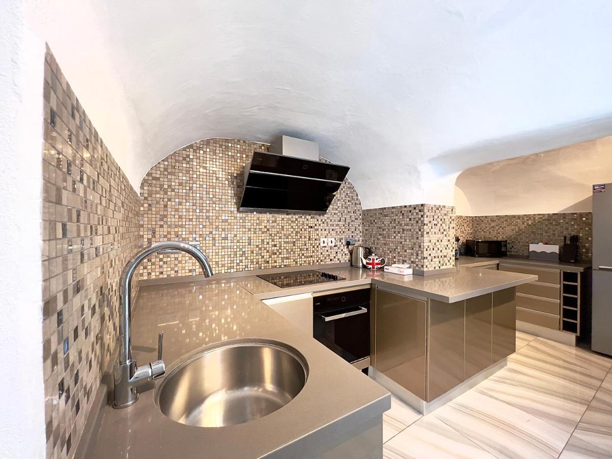 The Beverley - Victoria London