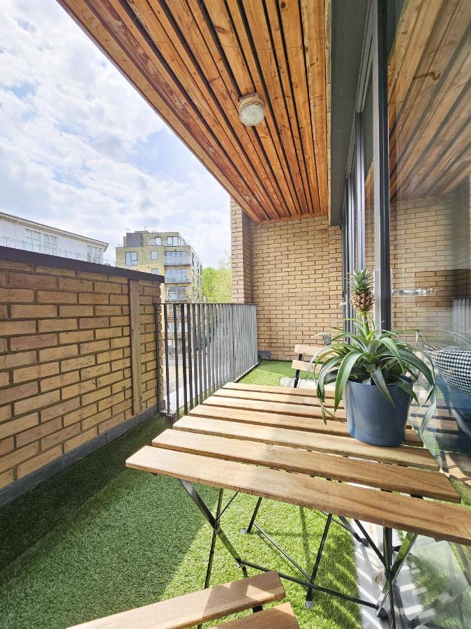 Centrally Located Spacious Flat Near Canary Wharf Apartment London