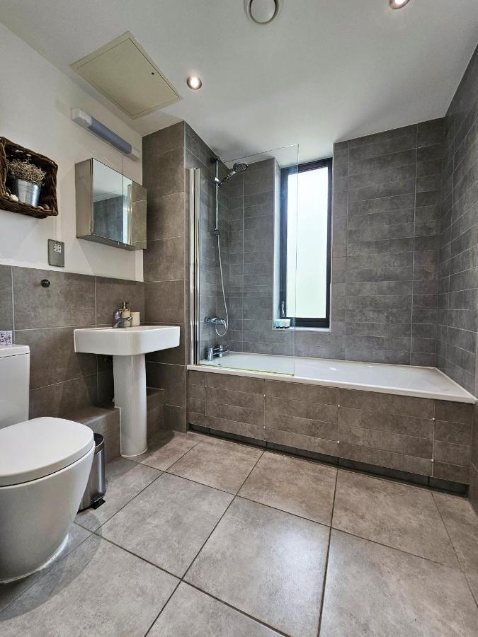 Centrally Located Spacious Flat Near Canary Wharf Apartment *