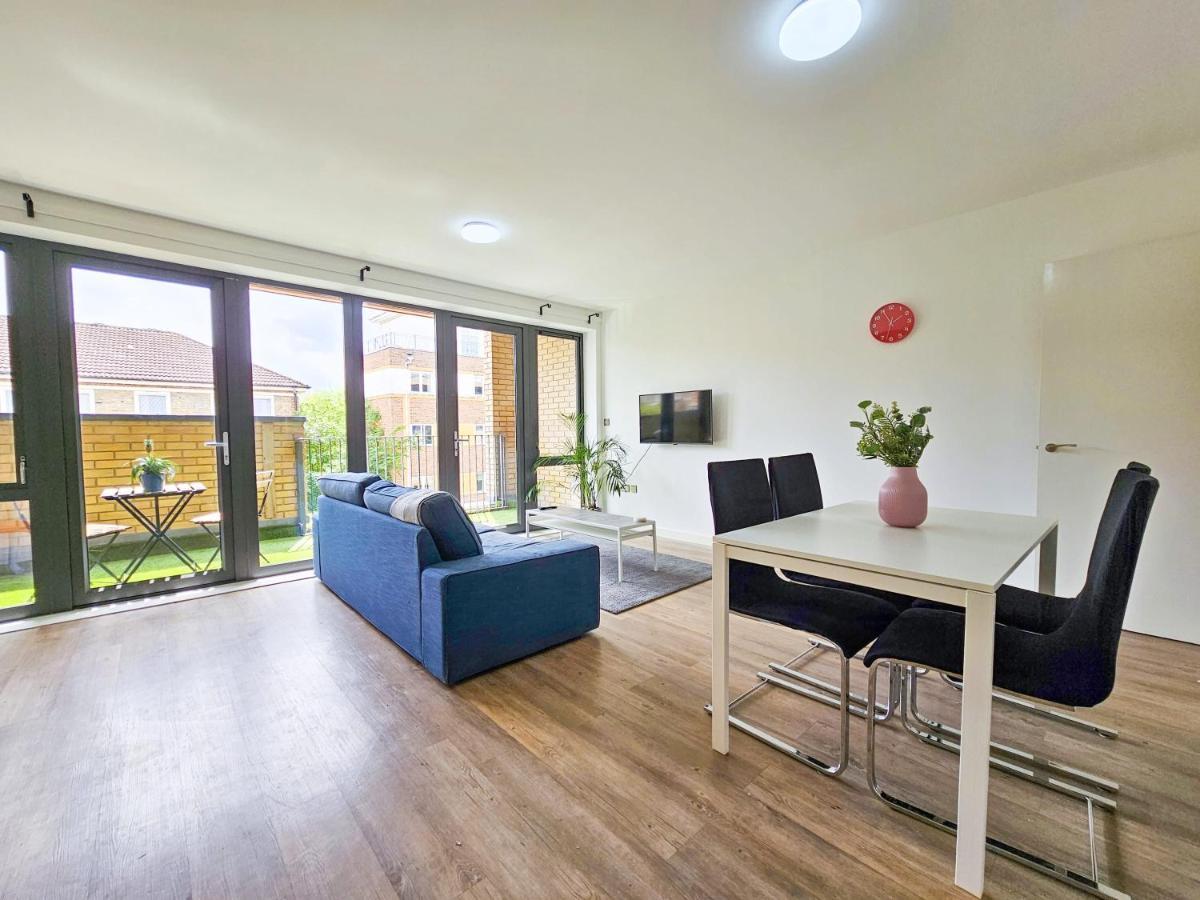 Centrally Located Spacious Flat Near Canary Wharf Apartment