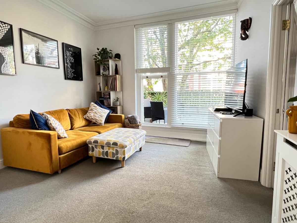 Stylish One-bedroom With Private Patio In Zone 2 Apartment London