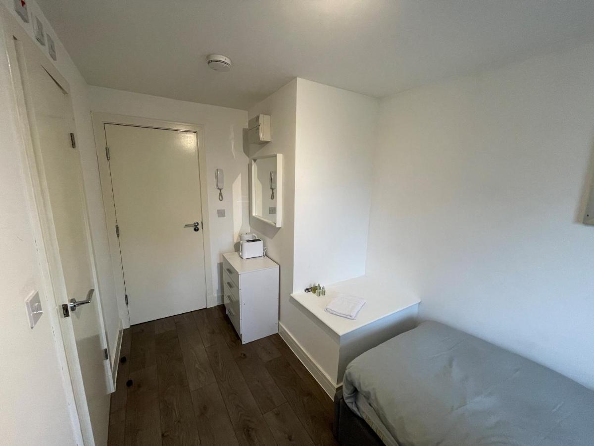 Letzi Private En-suite Near Wembley London