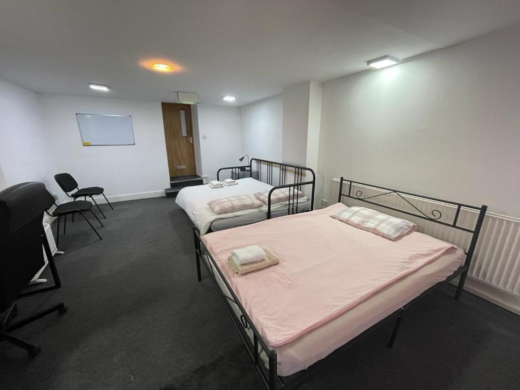 2 Mins To Euston Station, Triple Bedroom With Private Bathroom C Frühstückspension London