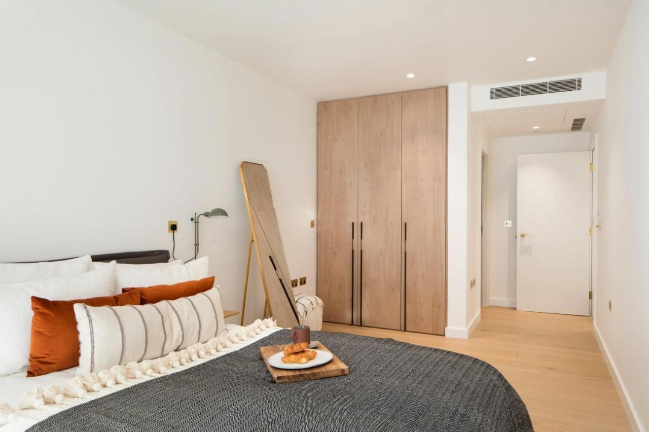 Modern At Enclave Located In Central Londen
