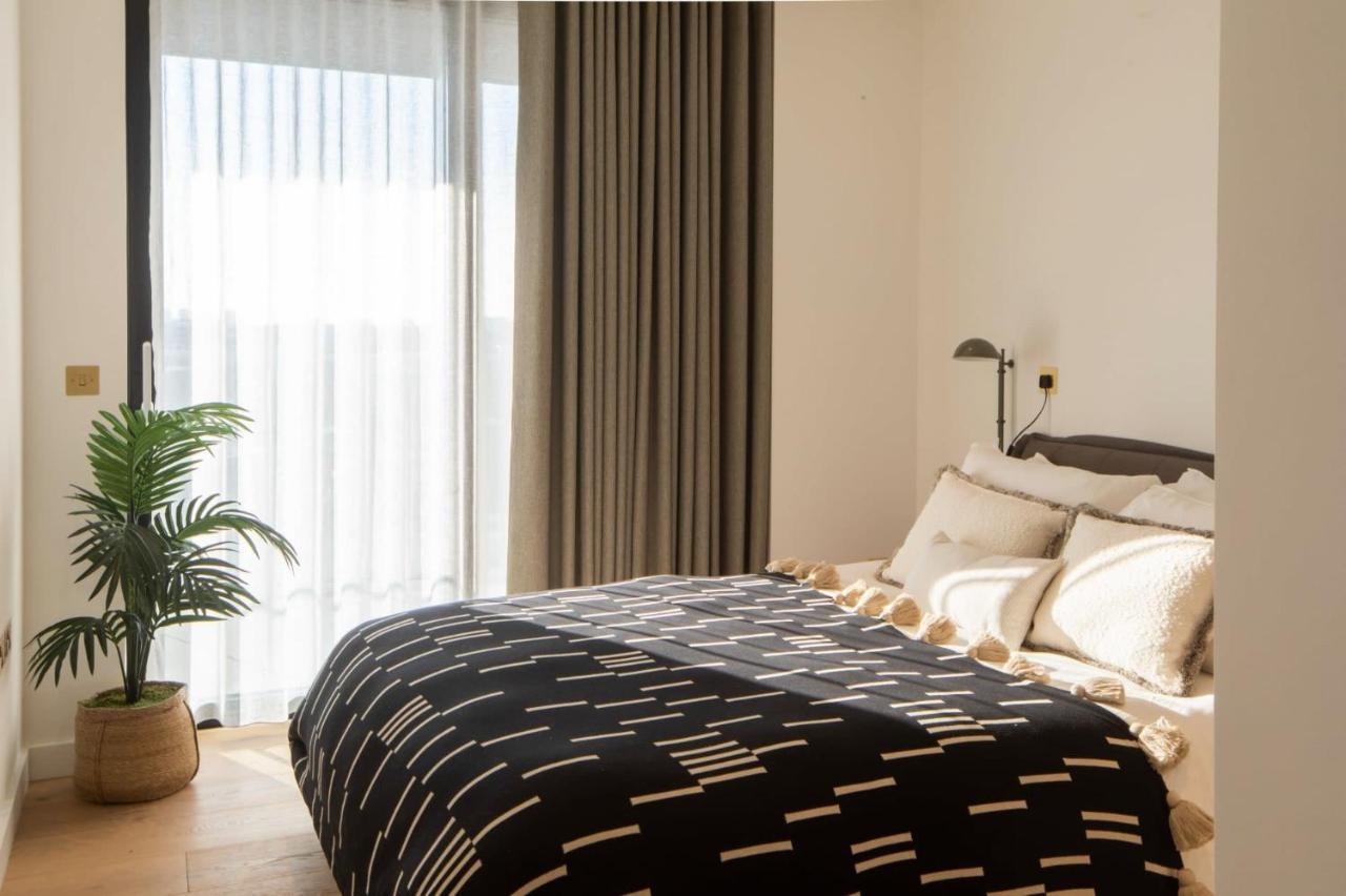Modern At Enclave Located In Central Londen