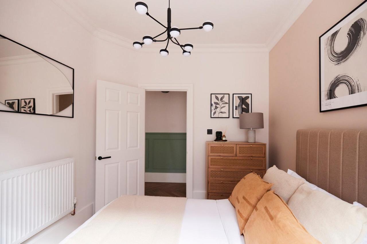 The Elmfield Road Wonder - Dazzling 2bdr Flat * Londen