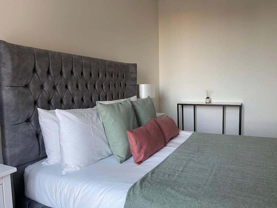 Luxury 3 Bed 3 Bath In Central Leilighet