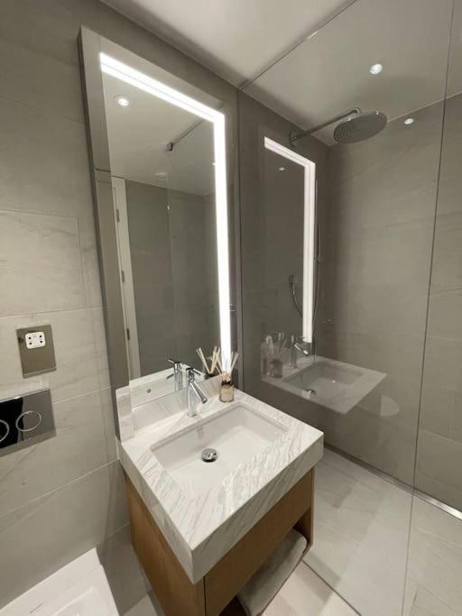Luxury 3 Bed 3 Bath In Central Leilighet London