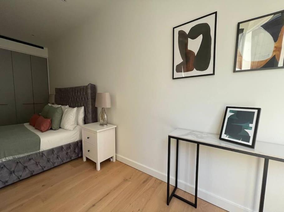 Luxury With Ac By The River Apartment London