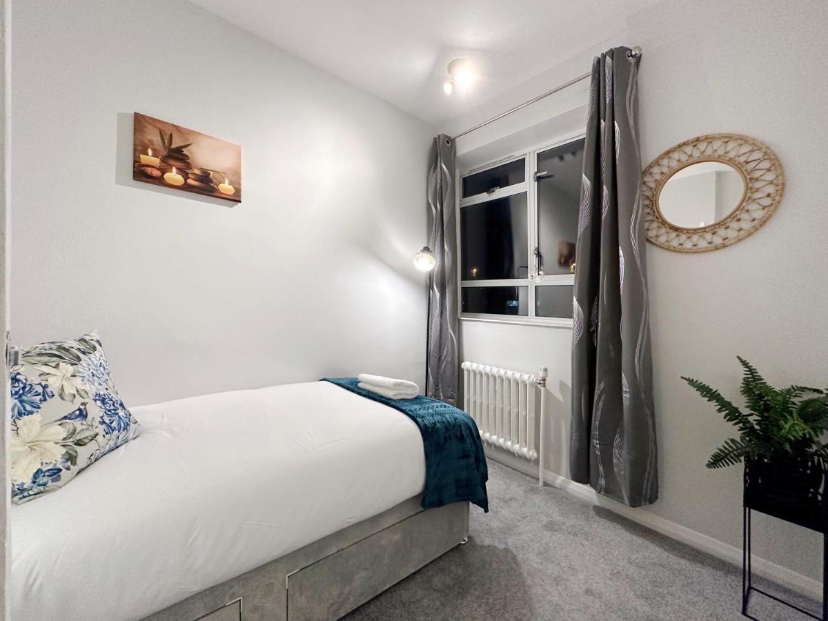 Leilighet Zoey Place Near Thames River - 2 Double Beds, 1 Single Bed, Spacious, Ideal For Families *