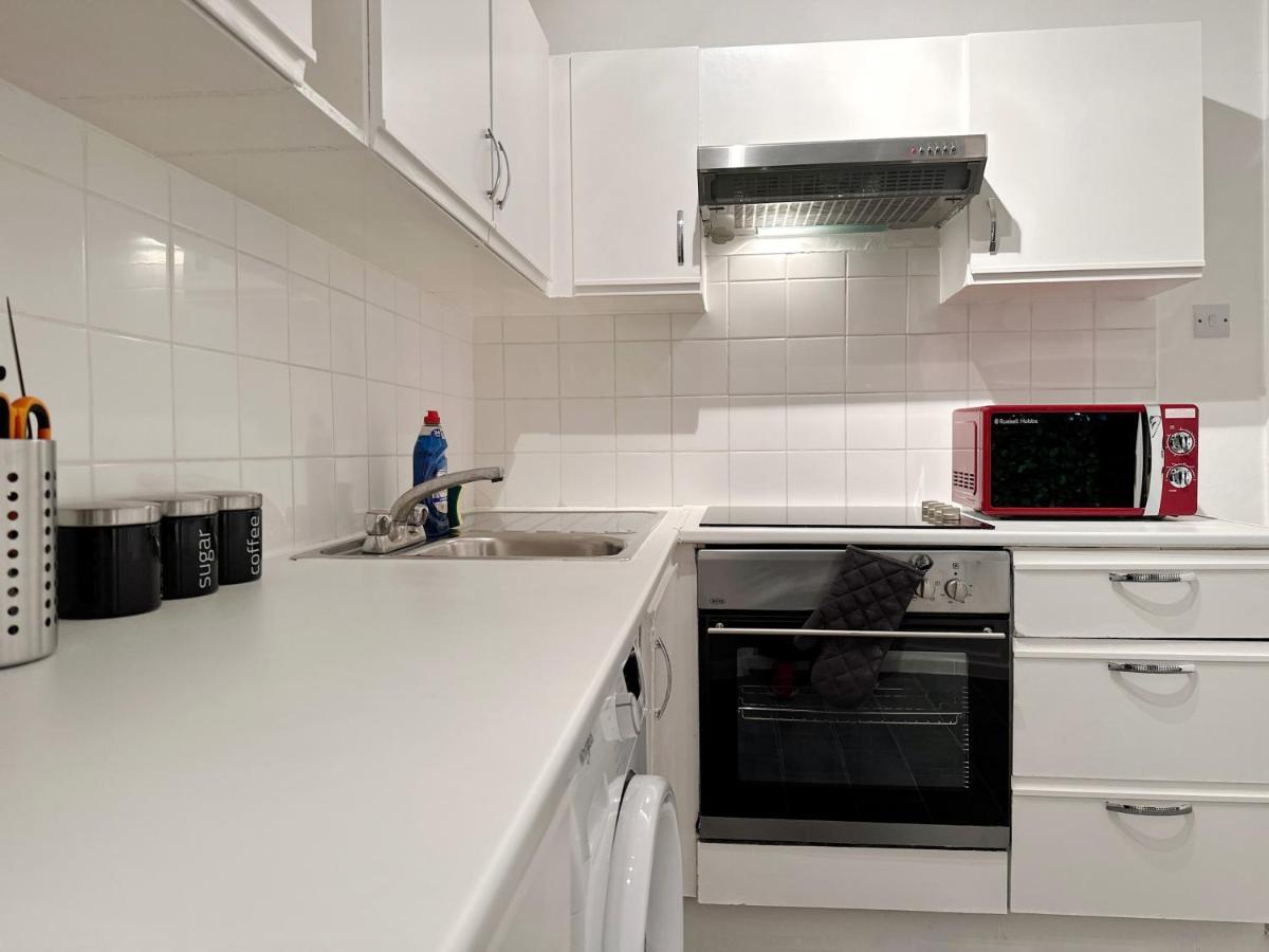 Leilighet Zoey Place Near Thames River - 2 Double Beds, 1 Single Bed, Spacious, Ideal For Families *