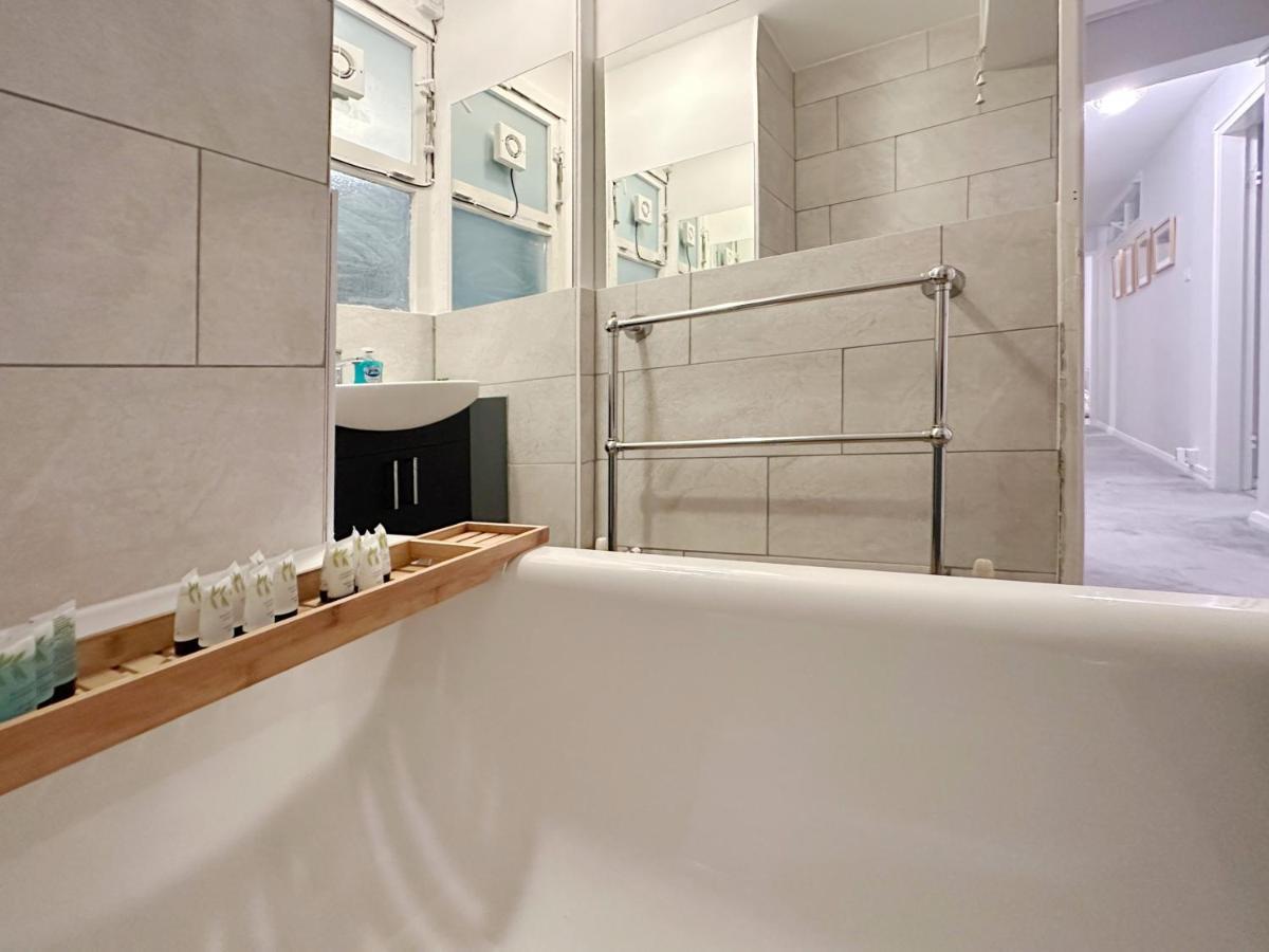 Leilighet Zoey Place Near Thames River - 2 Double Beds, 1 Single Bed, Spacious, Ideal For Families *
