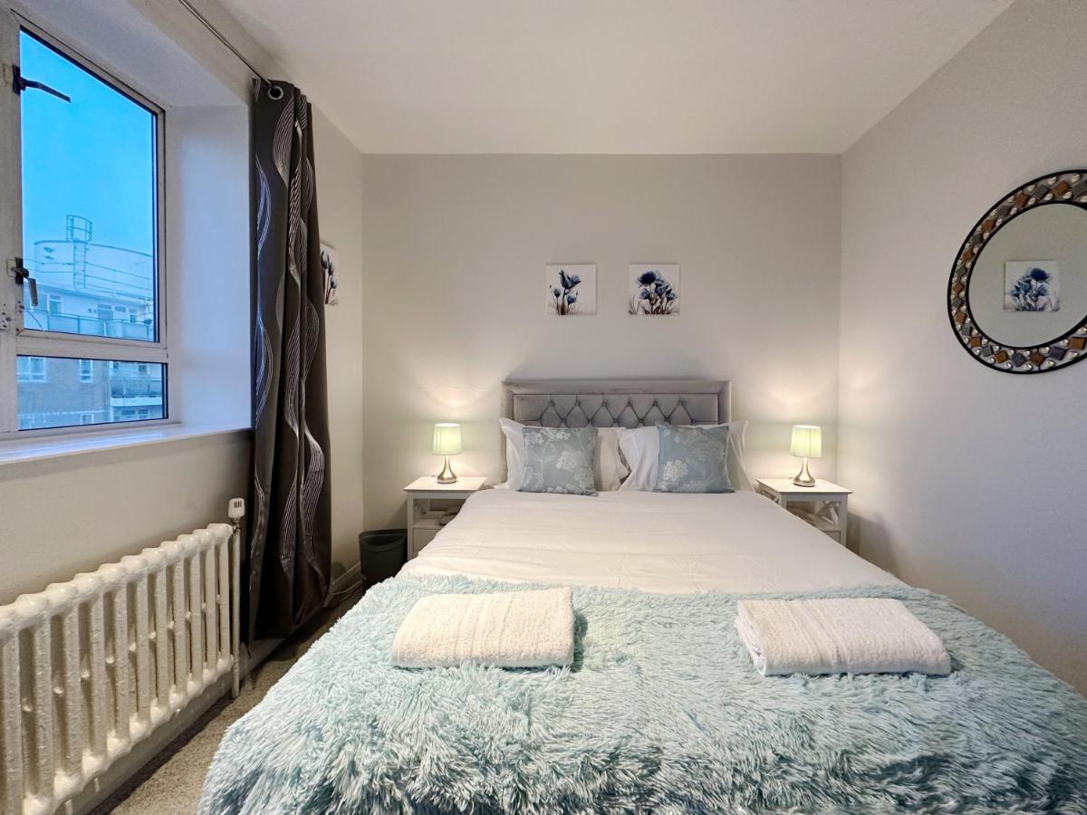 Leilighet Zoey Place Near Thames River - 2 Double Beds, 1 Single Bed, Spacious, Ideal For Families *
