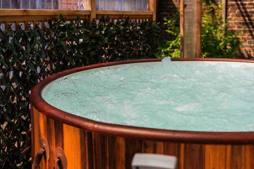 Contractor Base With Pool Table Holiday home London