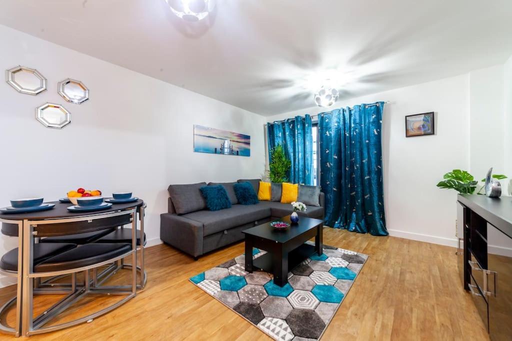 Perfect For Long Business & Family Guests! Parking Stratford Sleeps 6 Guests! Wifi & Netflix London