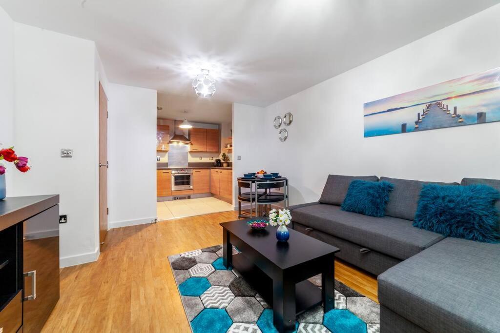 Perfect For Long Business & Family Guests! Parking Stratford Sleeps 6 Guests! Wifi & Netflix Apartment