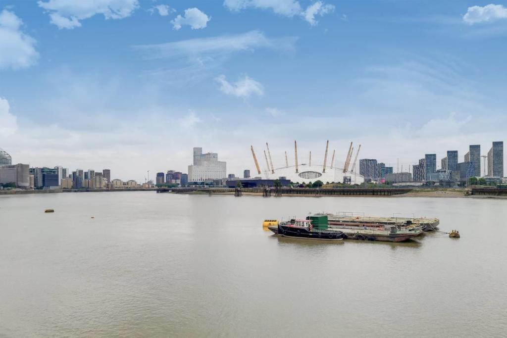 Double Bedroom With A Balcony And Ensuite Bathroom For Short Or Long In Canary Wharf With Direct Train From Heathrow, Also Convenient From Stansted And Gatwick Airport, 10 Minutes From Airport And Excel, 16 Minutes To Westmins Privat overnatting London