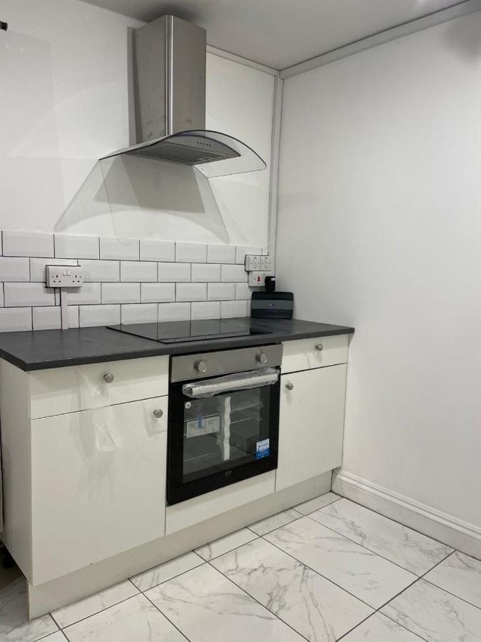 Double Bedroom With A Balcony And Ensuite Bathroom For Short Or Long In Canary Wharf With Direct Train From Heathrow, Also Convenient From Stansted And Gatwick Airport, 10 Minutes From Airport And Excel, 16 Minutes To Westmins