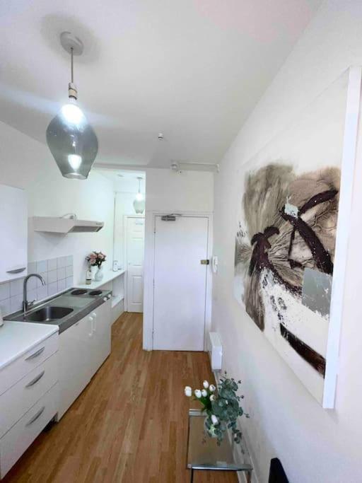 Private Studio Flat Close To Central With Smart Tv And Workspace * Londen