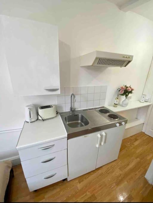 Appartement Private Studio Flat Close To Central With Smart Tv And Workspace *