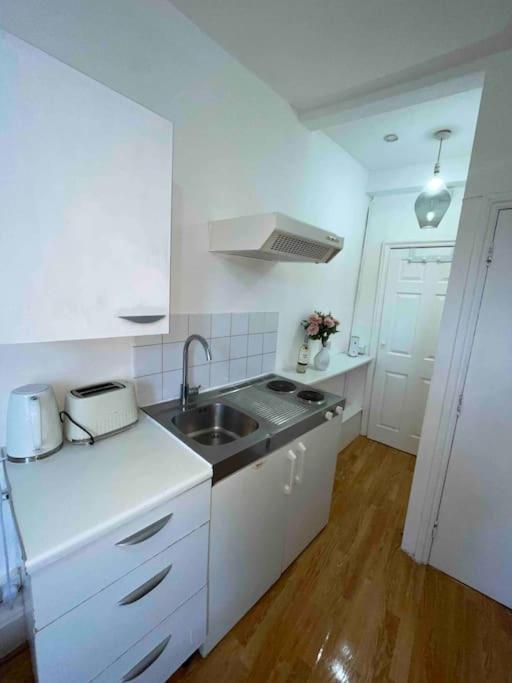 Private Studio Flat Close To Central With Smart Tv And Workspace * Londen