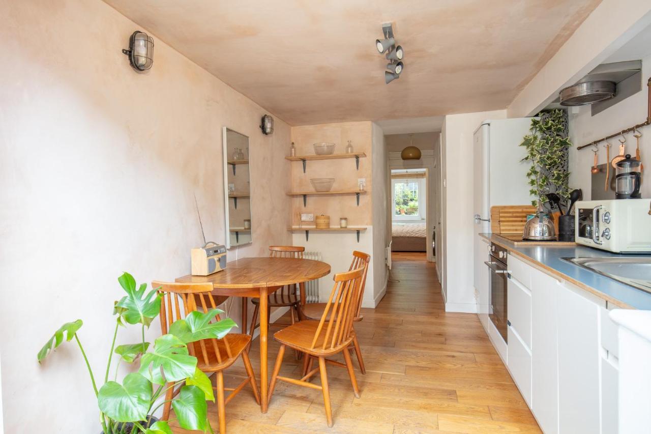 Modern Flat With King Bed, Garden & Outdoor Dining *