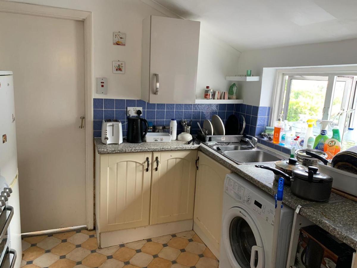 Double Bedroom Near The St Street Rail Station Guest house *