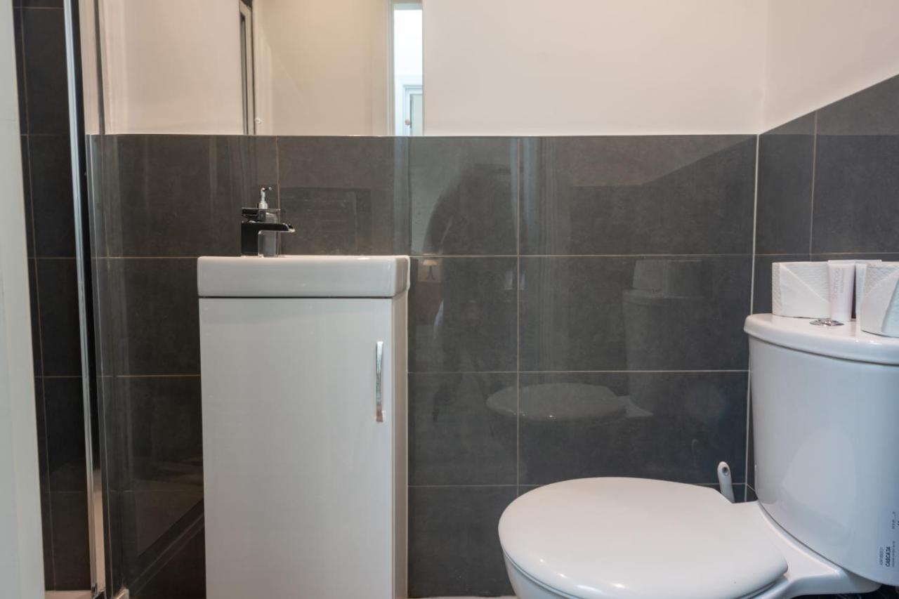 Modern In South West Wandsworth Apartment *