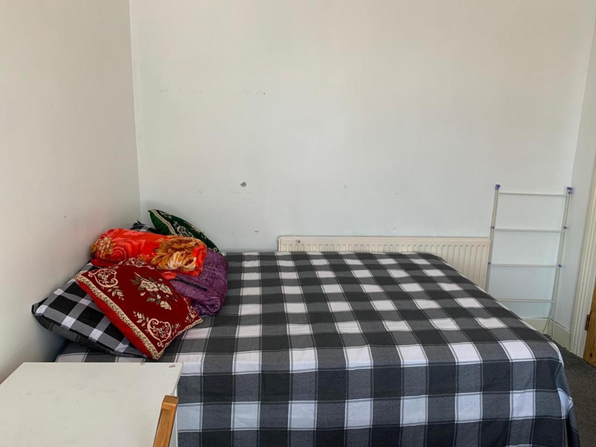 Double Bedroom Near The St Street Rail Station London
