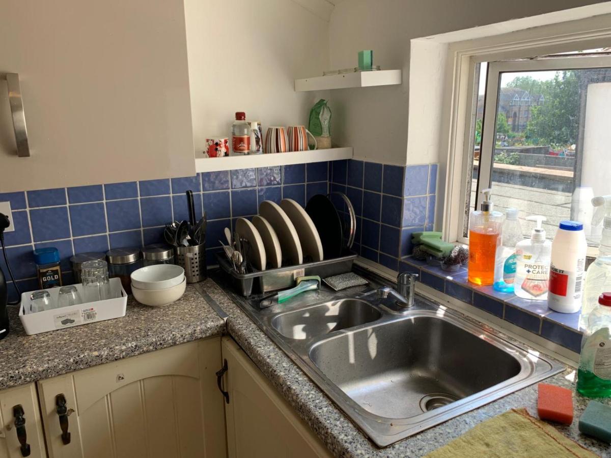 Double Bedroom Near The St Street Rail Station Guest house London